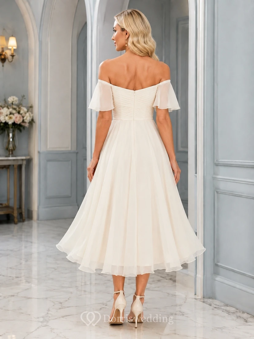 Elfenbeinfarbenes Chiffonkleid in Teelänge mit schulterfreiem Ausschnitt, flatternden Ärmeln und A-Linien-Schnitt view 2