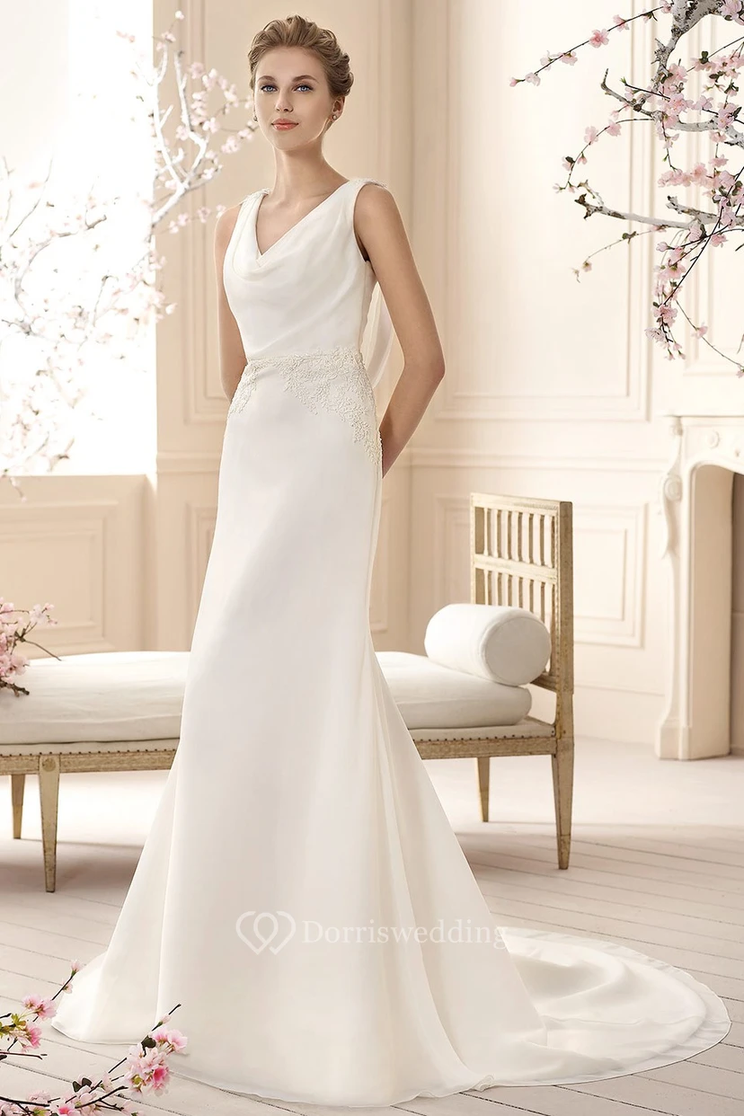 Vestido de novia sencillo de gasa, largo hasta el suelo, con cuello drapeado y apliques.