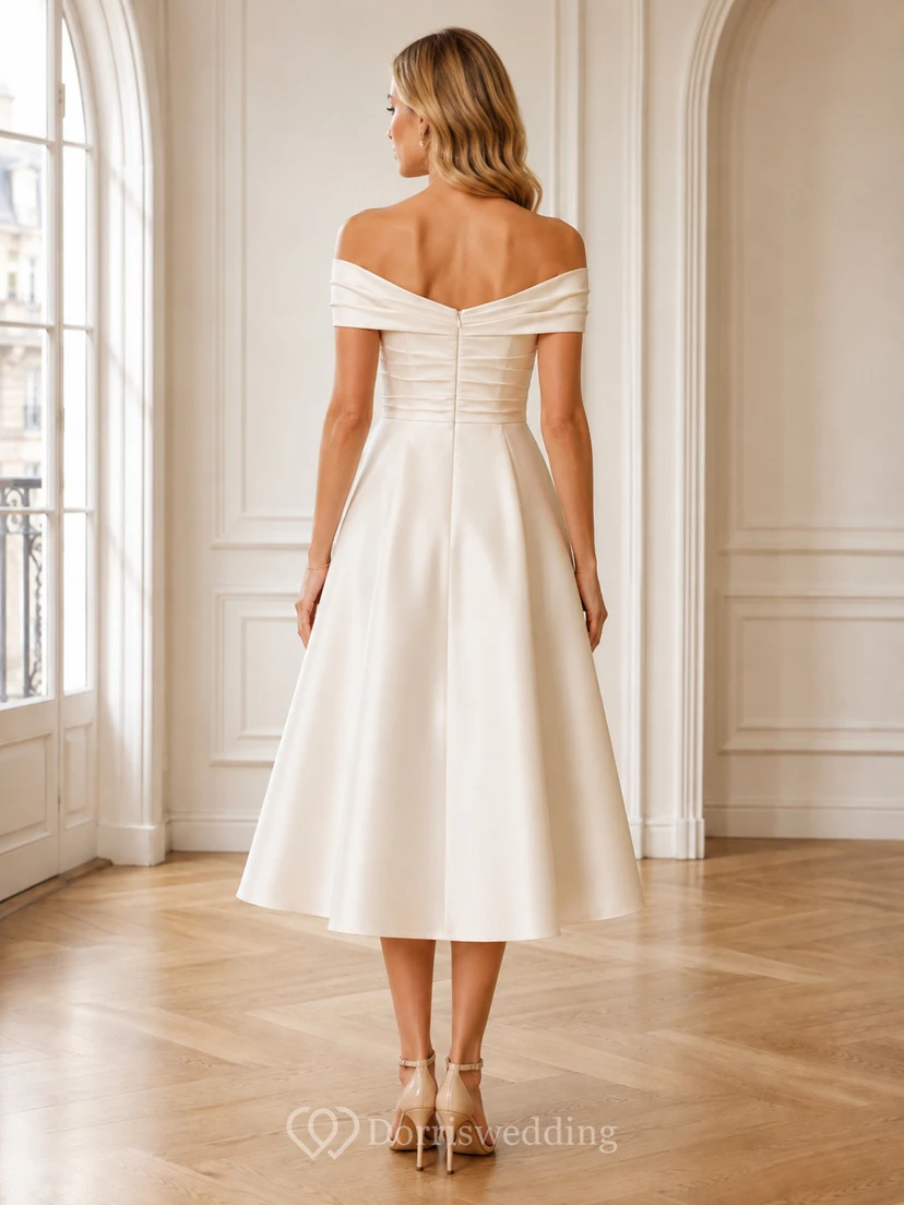 Elegante vestido de cóctel blanco de corte A, largo midi, con hombros descubiertos y plisados, de satén vintage. view 2
