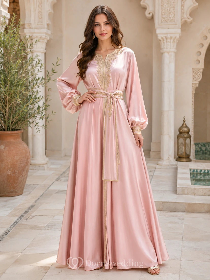 Elegantes, rosafarbenes Satin-Eid-Kleid in A-Linie, bodenlang, mit Schmucksteinen und langen Ärmeln sowie Schärpe