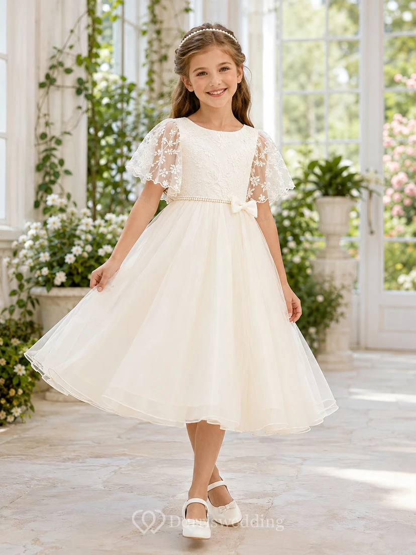 Elfenbeinfarbenes Organza-Tüllkleid mit Rundhalsausschnitt, kurzen bestickten Ärmeln und floralem Organza-Muster in Teelänge – Kommunionskleid für Blumenmädchen