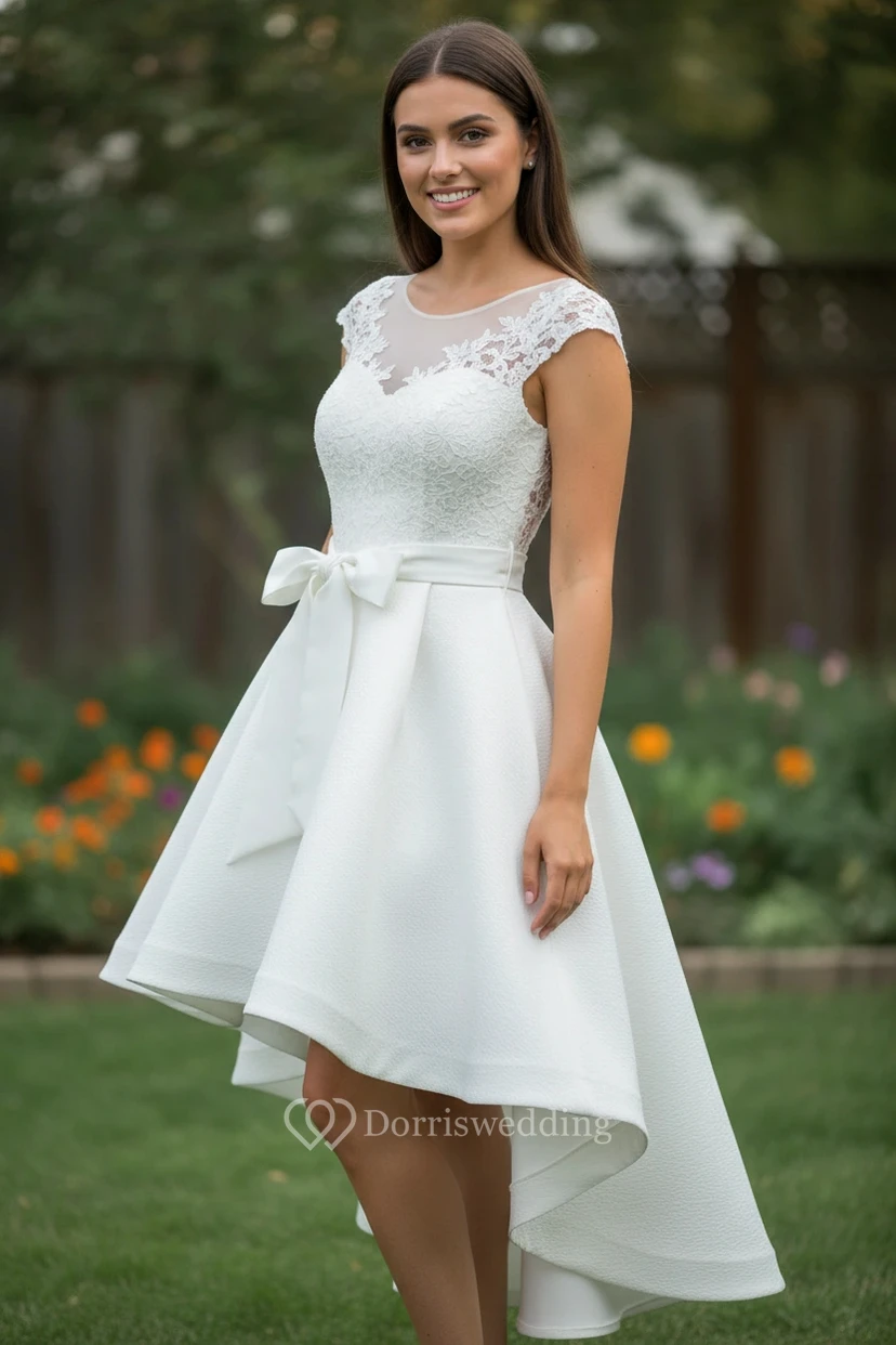 Vestido moderno de encaje y satén con corte asimétrico view 3
