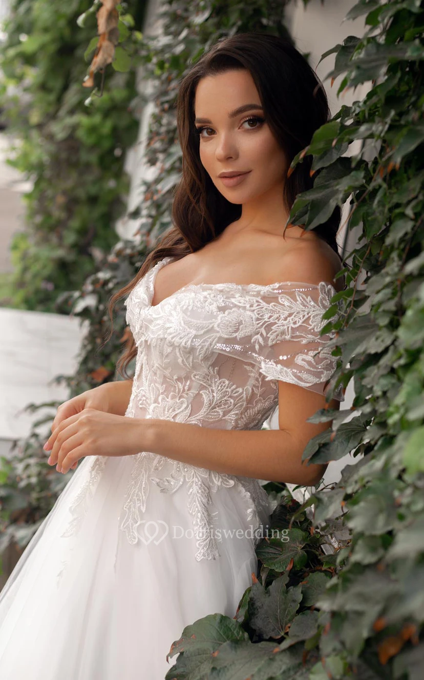 Robe de bal décontractée à épaules dénudées, en tulle, avec traîne et fronces. view 3