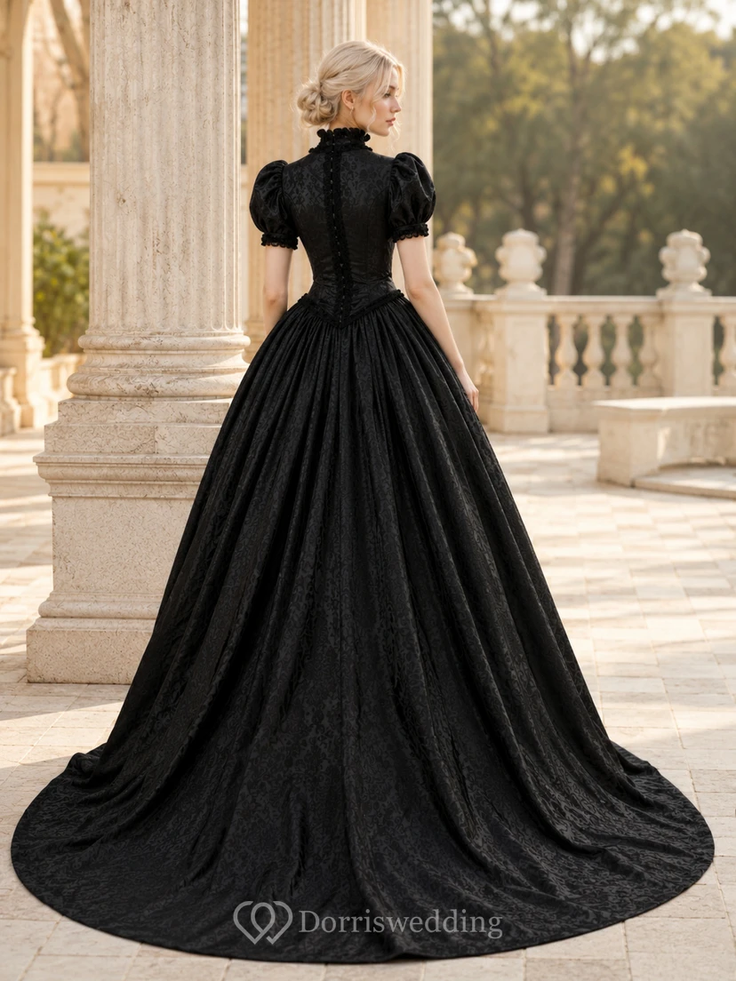 Schwarzes viktorianisches Ballkleid aus Satin mit hohem Kragen, Puffärmeln und bodenlangem Saum view 2