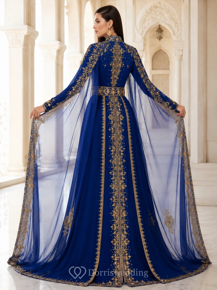 Schlichtes, königsblaues Ballkleid mit hohem Kragen, langen Ärmeln und goldbesticktem Cape in Bodenlänge view 2