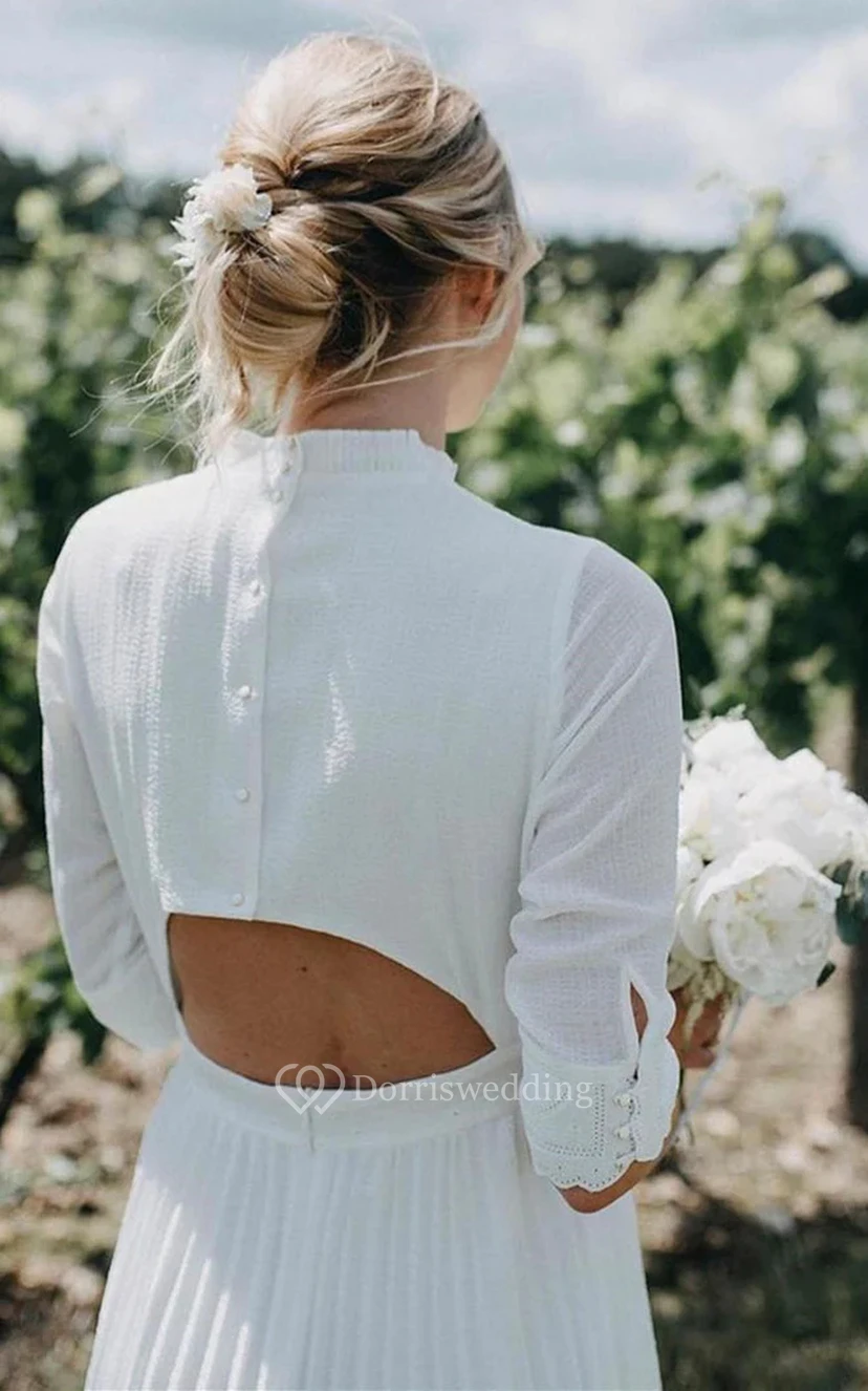 Schlichtes, plissiertes Chiffon-Brautkleid in Teelänge mit Rundhalsausschnitt, halben Ärmeln und Schlüssellochausschnitt am Rücken. view 2