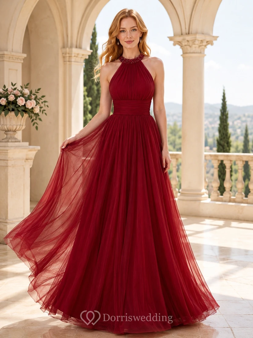 Vestido de gala largo de tul rojo con cuello halter y escote halter, estilo romántico.