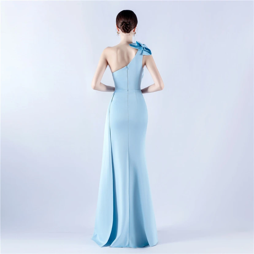 Robe de soirée ornée de perles et de diamants, avec épaulettes à motif feuille de lotus et col oblique, idéale pour la célébration de la réunion annuelle. view 51