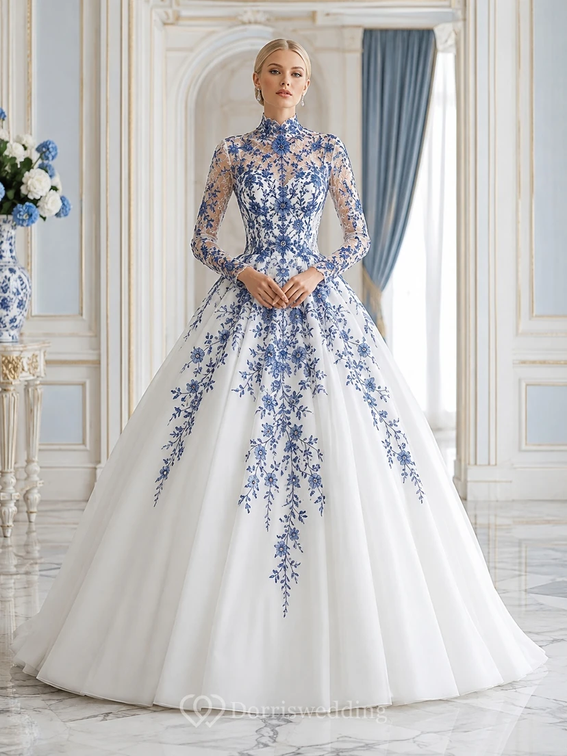 Himmelblaues, gitterartiges Ballkleid mit hohem Kragen, Illusionseffekt, langen Ärmeln und Spitze – luxuriöses Brautkleid