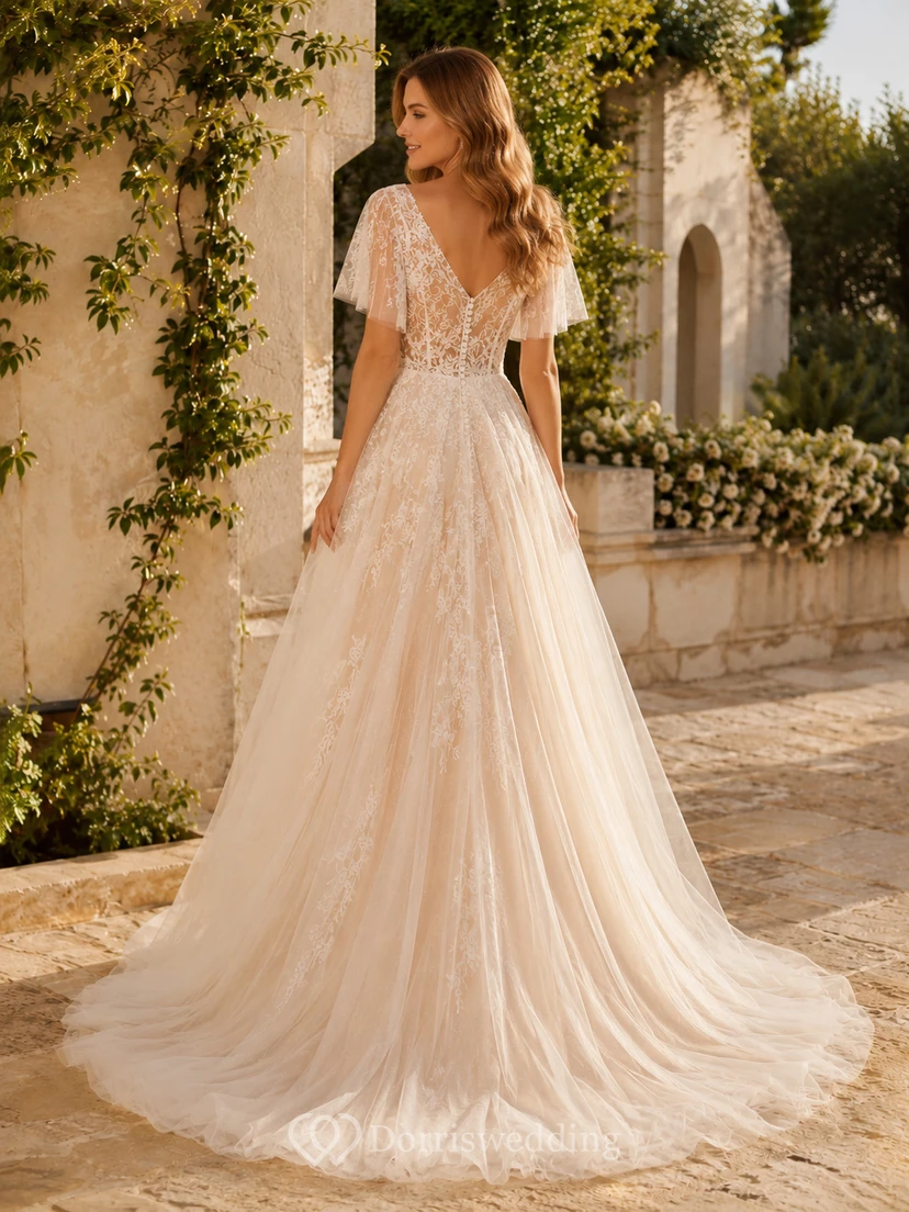 Robe de mariée botanique en mousseline de soie et dentelle, décolleté en V profond, manches papillon, bustier trapèze et traîne, idéale pour une cérémonie à destination. view 2