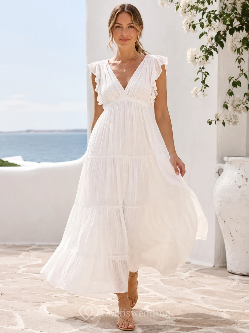 Robe de mariée romantique de destination, décolleté en V, manches papillon, volants, en mousseline à volants, coupe trapèze asymétrique.