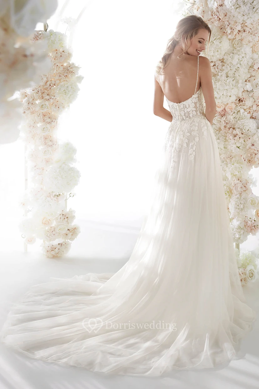 Robe de mariée vaporeuse et simple en tulle, dos nu, bretelles spaghetti, appliques de dentelle et fronces. view 3