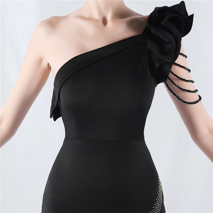 Vestido de noche con cuello oblicuo, hombros con estampado de hojas de loto, bordado artesanal y diamantes, ideal para la celebración de la reunión anual. view 46