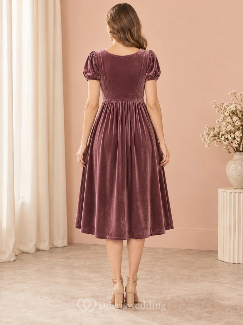 Robe midi en velours mauve à col rond, manches bouffantes et corsage boutonné view 2