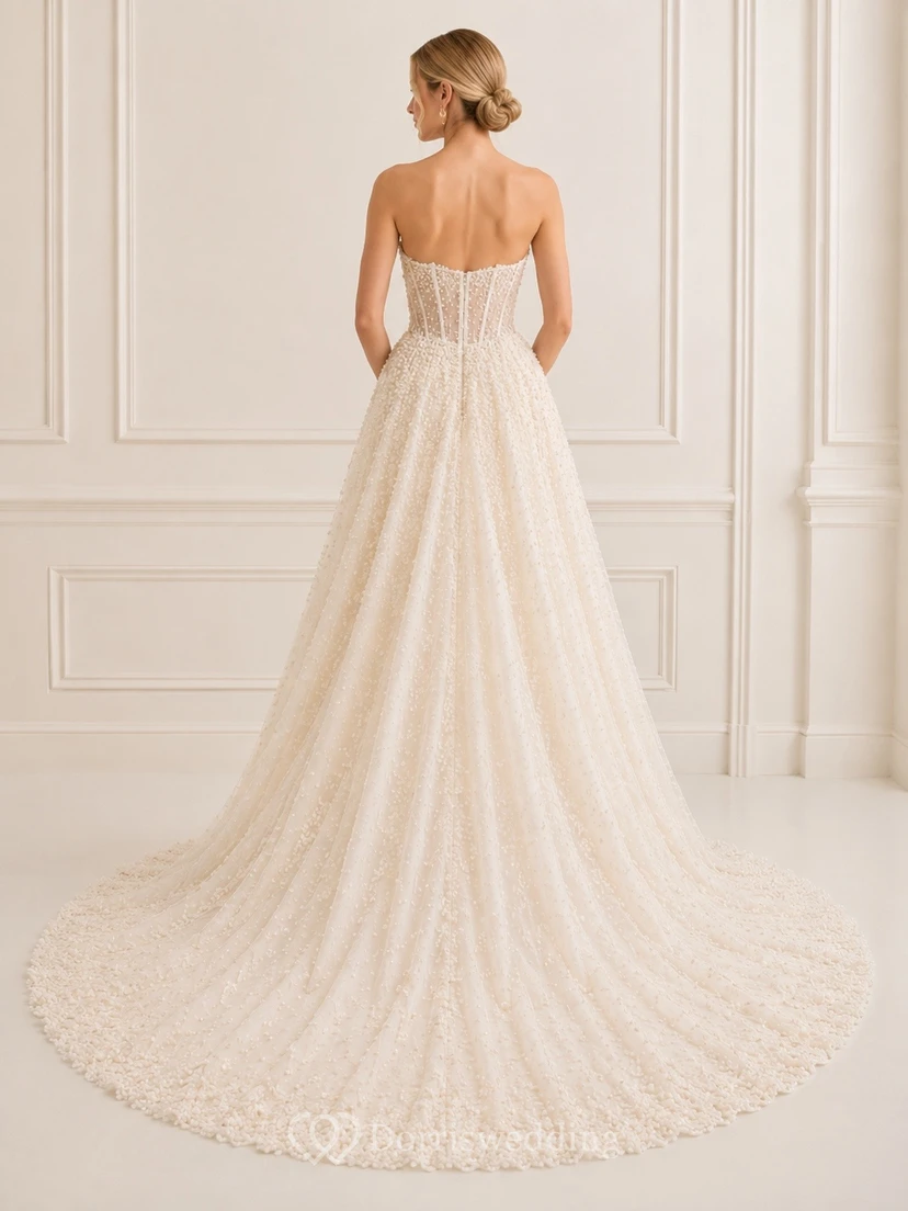 Vestido de novia elegante y formal para ceremonia nupcial, estilo tubo, con detalles fruncidos. view 2