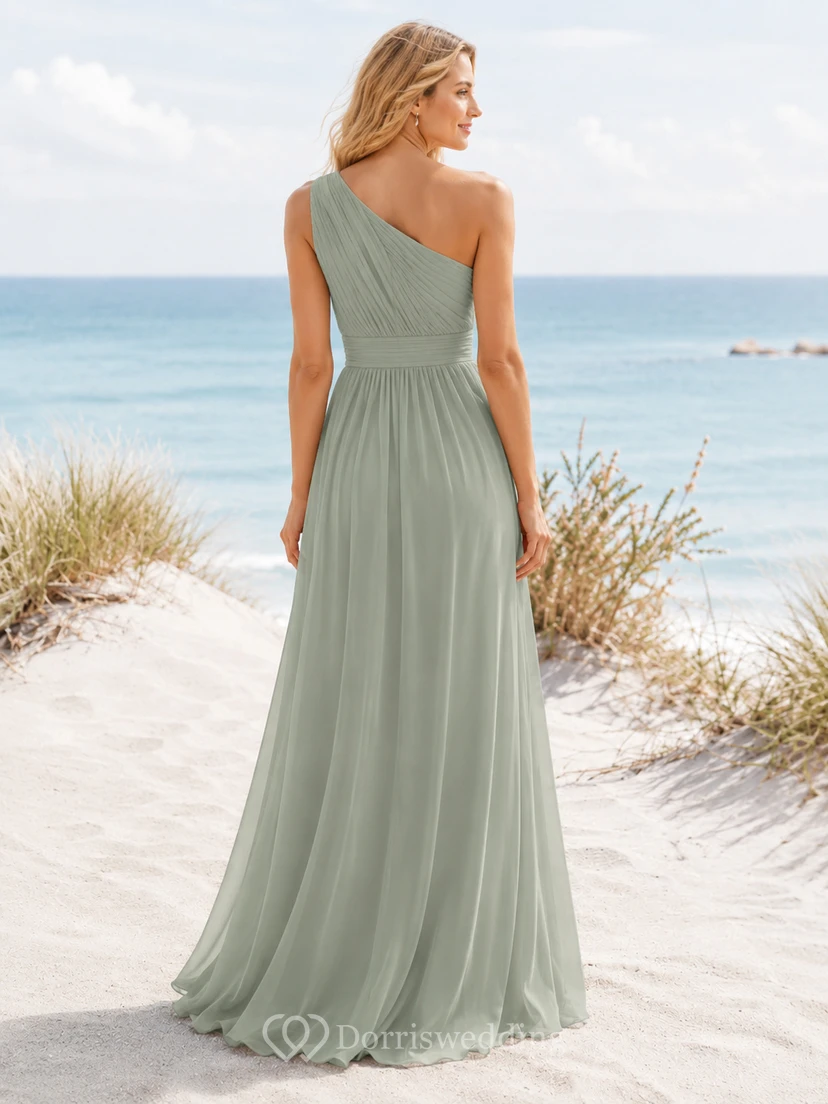 Brautjungfernkleid aus salbeigrünem Chiffon in A-Linie mit ärmellosem One-Shoulder-Oberteil, bodenlangem Rock mit Schlitz und tiefem V-Ausschnitt am Rücken. view 2
