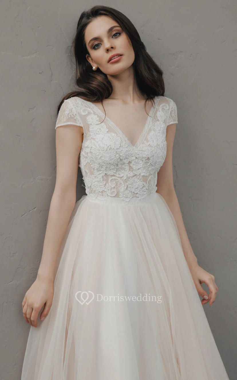 Robe de mariée simple et élégante en dentelle et tulle, coupe trapèze, col en V et fronces view 3