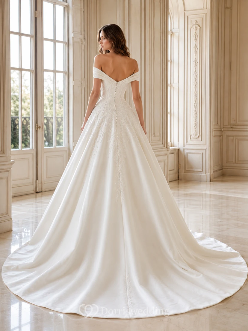 Vestido de novia clásico de satén con encaje, hombros descubiertos, cola capilla y largo hasta el suelo. view 2