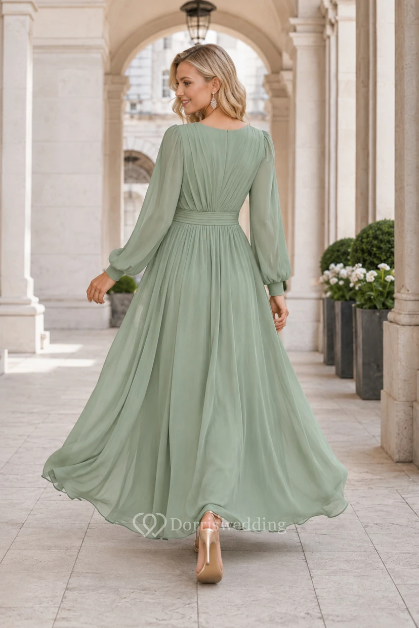Robe de demoiselle d'honneur grande taille en mousseline de soie, coupe trapèze, manches longues bouffantes, col en V et jupe fendue view 2