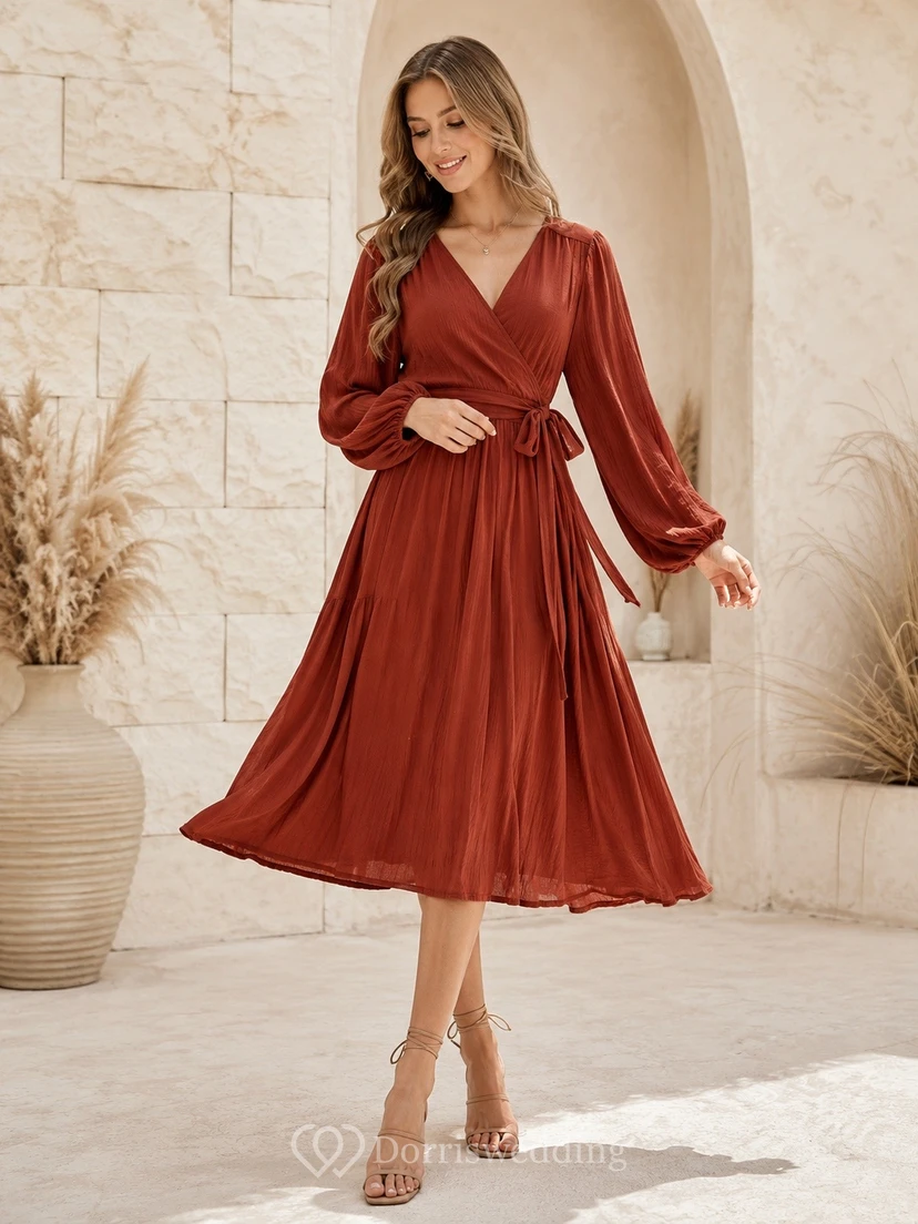 Vestido de noche asimétrico de gasa roja con escote en V y mangas largas, corte en A, largo hasta la rodilla.