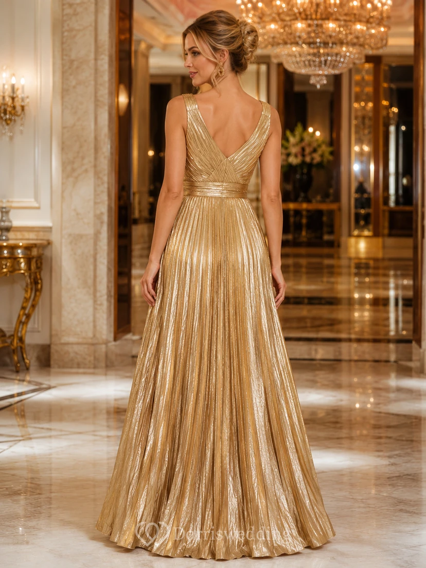 Vestido largo de invitada con escote en V plisado en tono dorado metalizado view 2