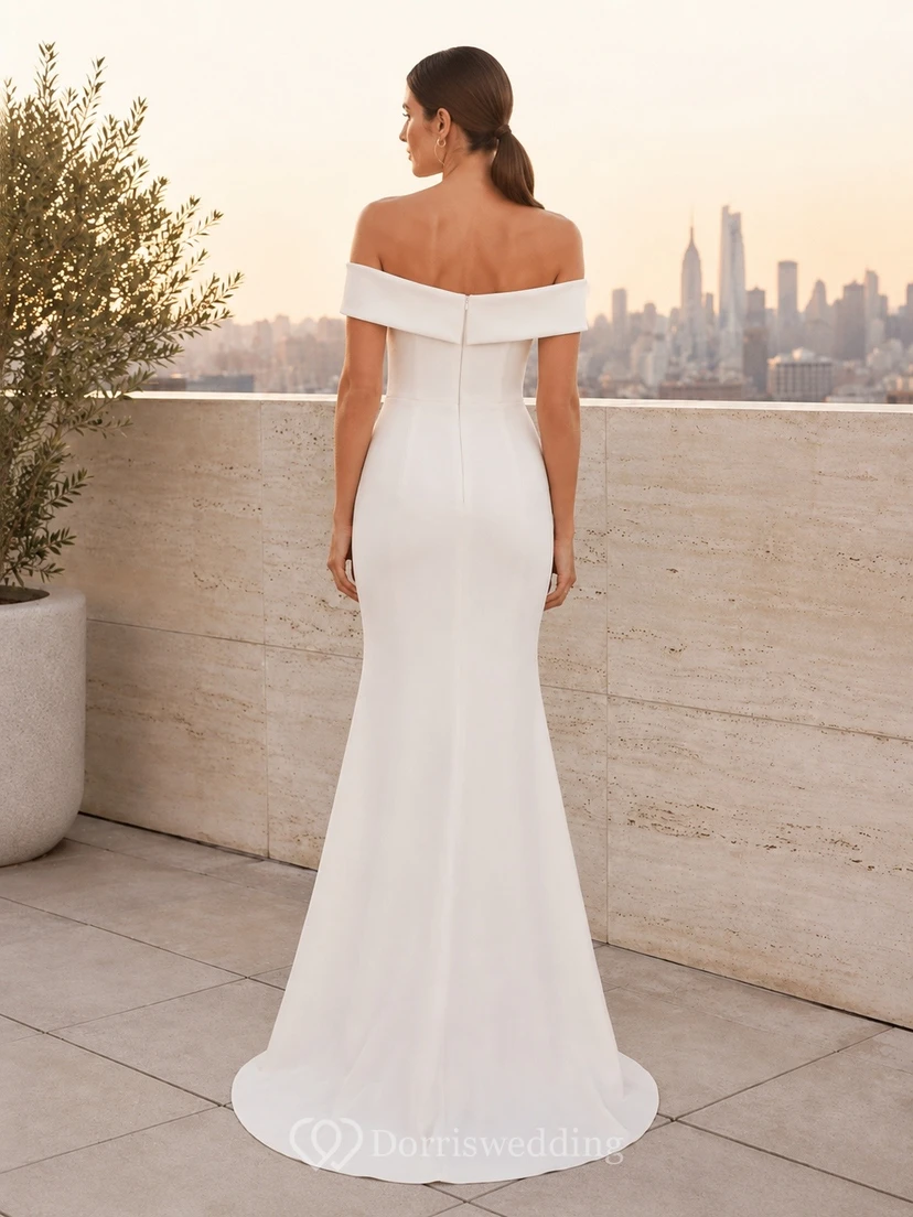 Elegante vestido de novia de satén sin mangas con escote Bardot y cola larga, estilo sirena, ideal para una boda íntima. view 2