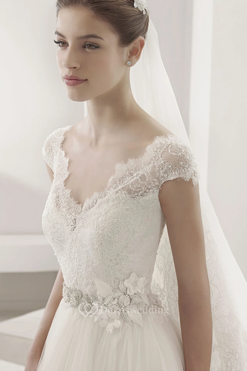 Ballkleid aus Tüll mit geschwungenem V-Ausschnitt, kurzen Ärmeln, Spitzenoberteil und floraler Perlenstickerei an der Taille view 3