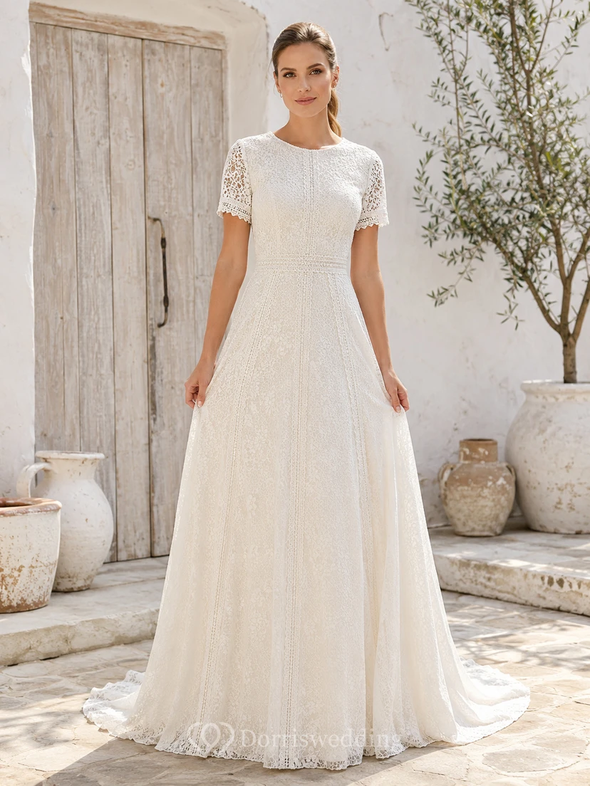 Vestido de novia clásico de corte A, largo hasta el suelo, estilo barco, con mangas cortas de encaje.