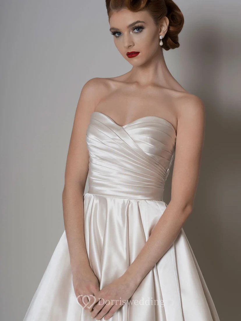 Vestido de novia midi de satén con escote corazón y corte en A, con tiras cruzadas y chaqueta. view 4