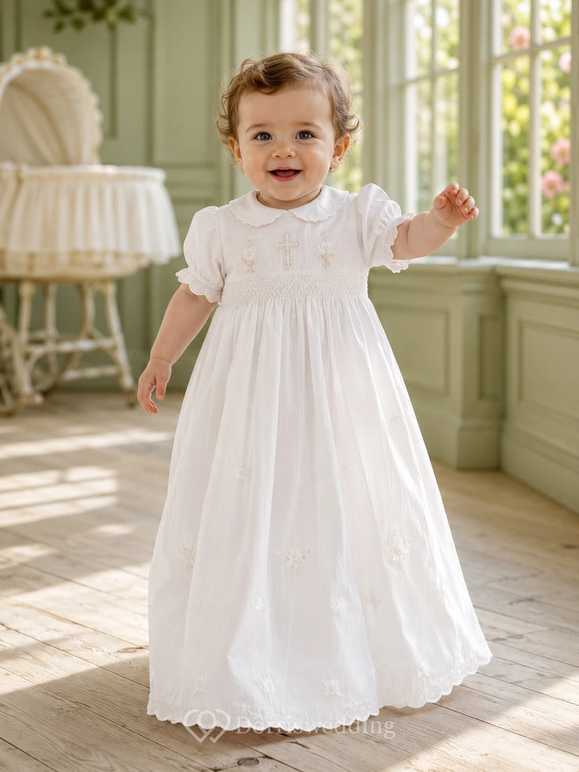 Weißes, mit Kreuz besticktes Taufkleid mit Puffärmeln für Jungen