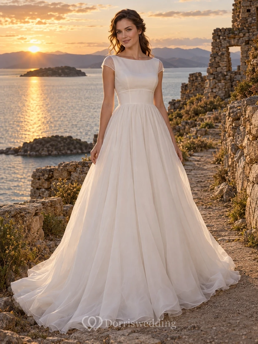 Vestido de novia de organza de corte A con escote barco, mangas cortas y falda fruncida.