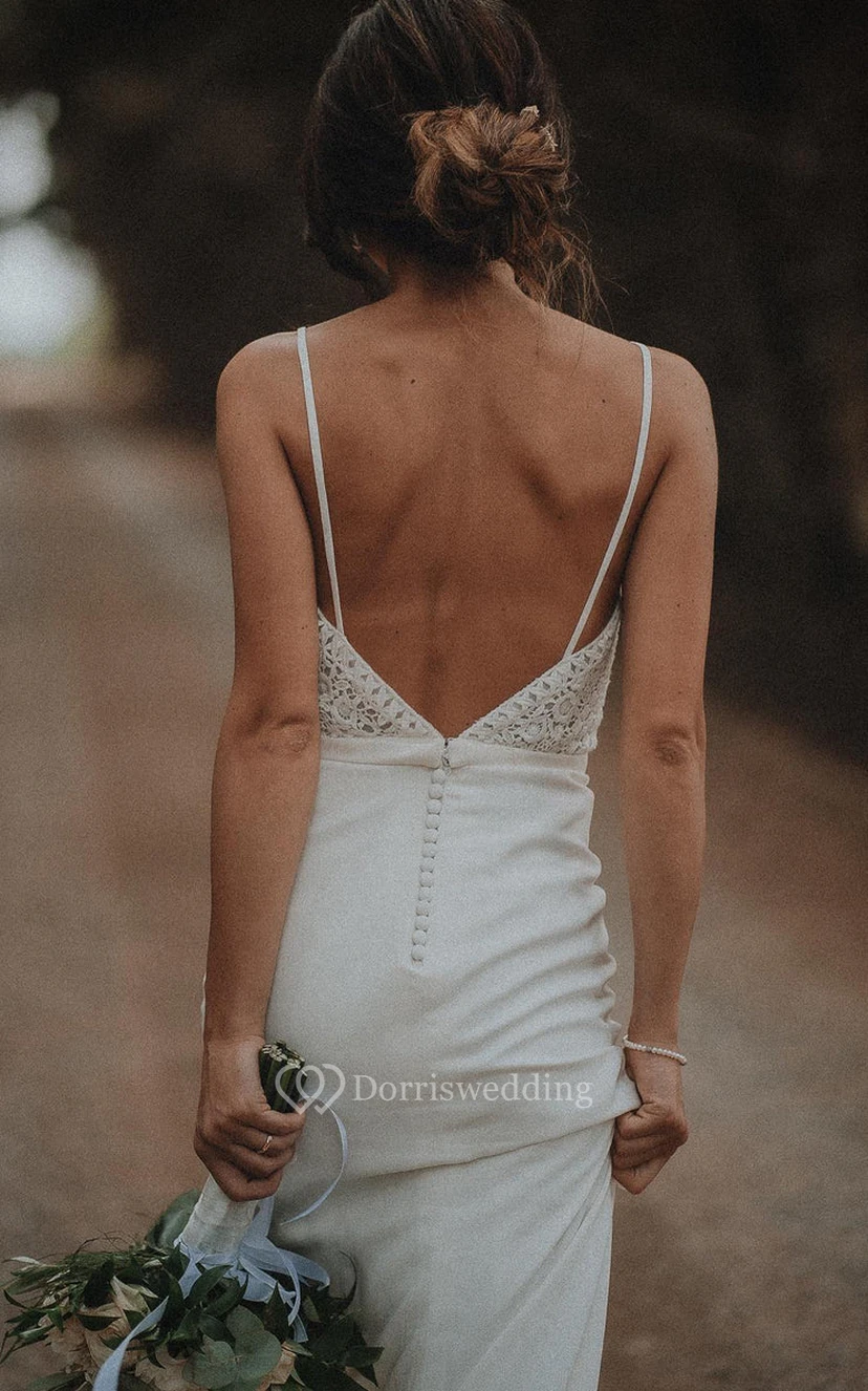 Vestido de novia sencillo estilo bohemio de tirantes finos y corte imperio con top de encaje. view 2
