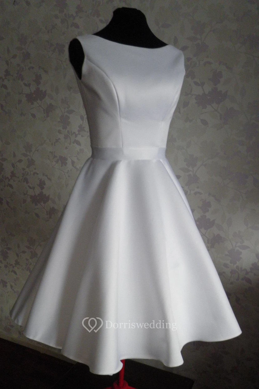 Vestido corto de satén sin mangas con corte en A y espalda con escote en V bajo.