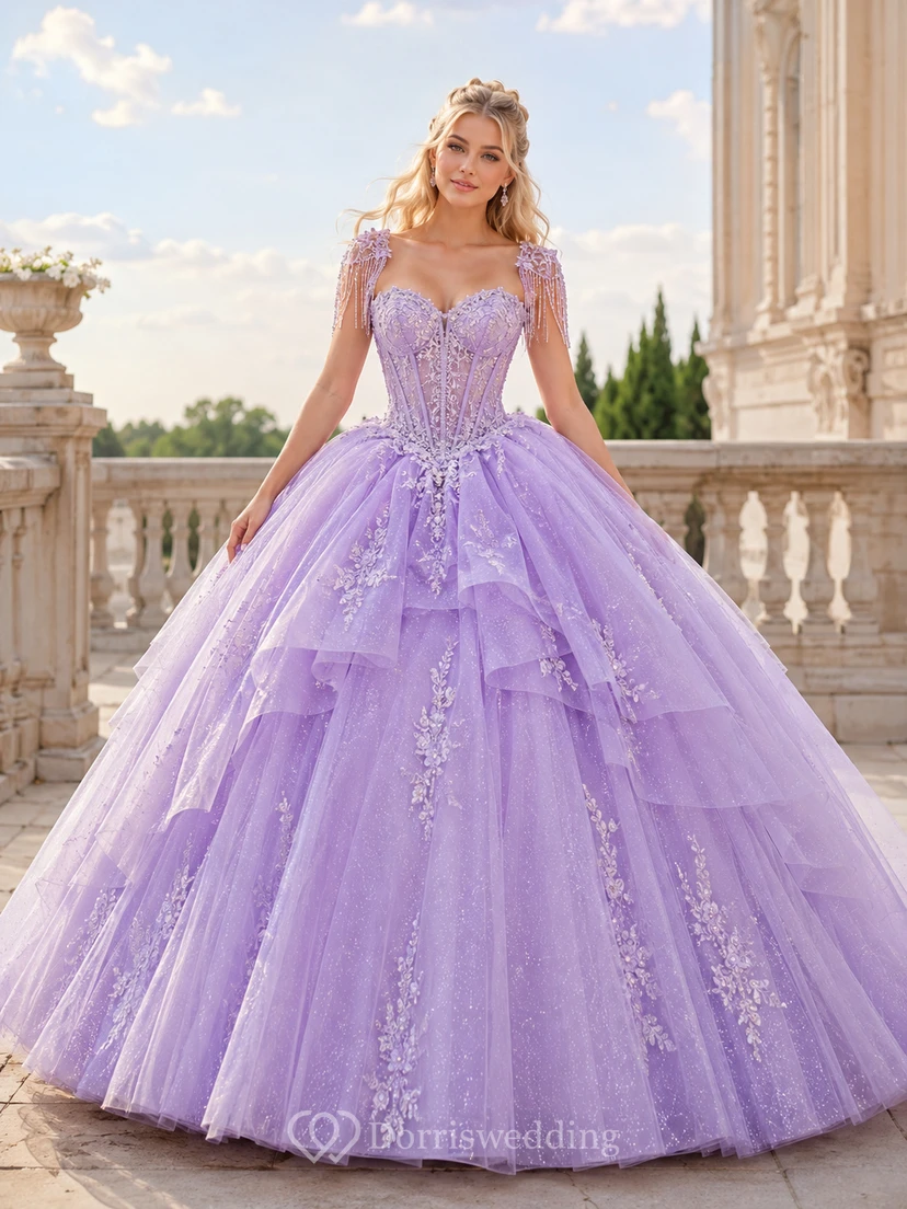 Vestido de princesa de quinceañera de lujo color lila con mangas cortas, flecos de cristal y capas.
