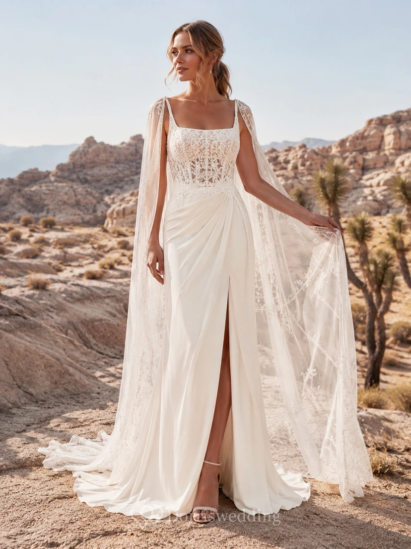 Robe de mariée champêtre en mousseline de soie, coupe trapèze, col carré, sans manches, traîne chapelle et fente.