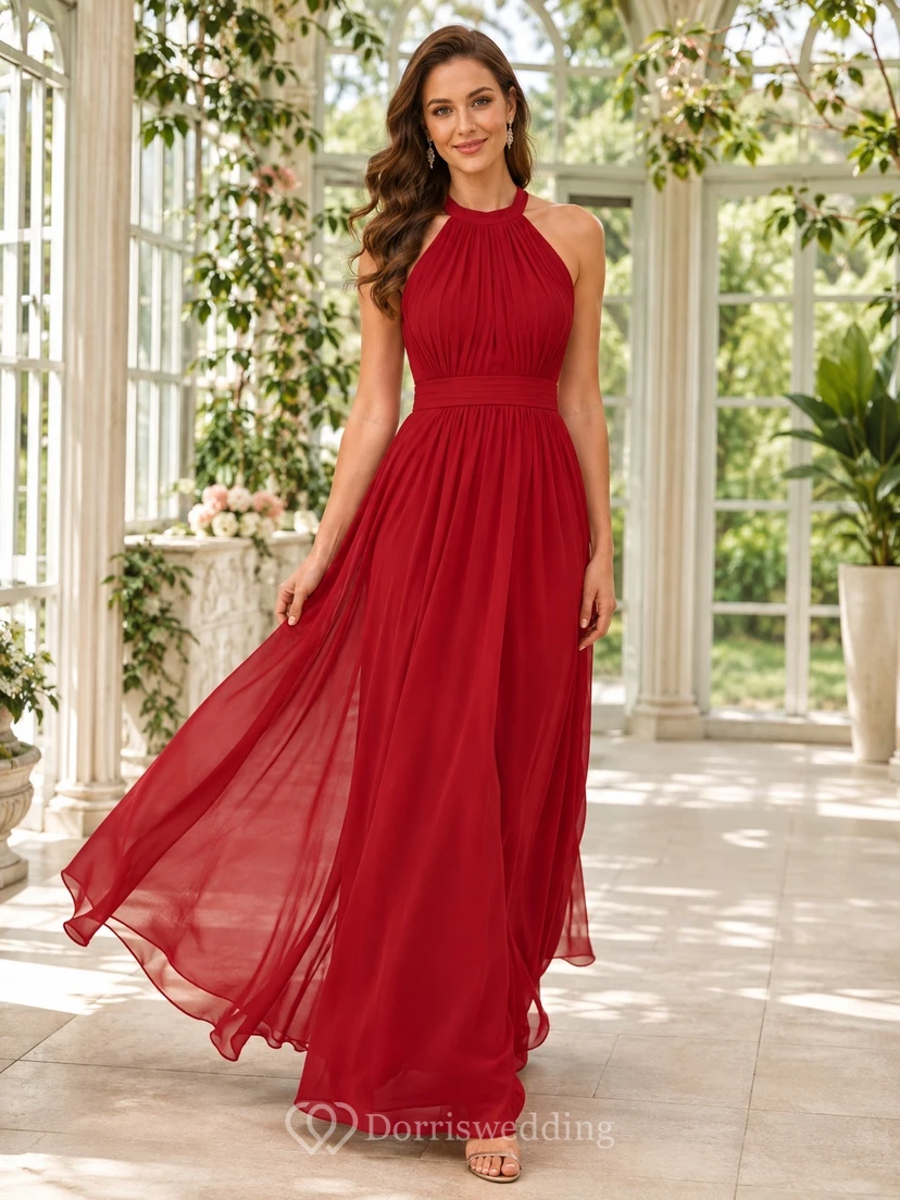 Vestido formal romántico rojo de gasa con cuello alto, escote halter y corte en A hasta el suelo.