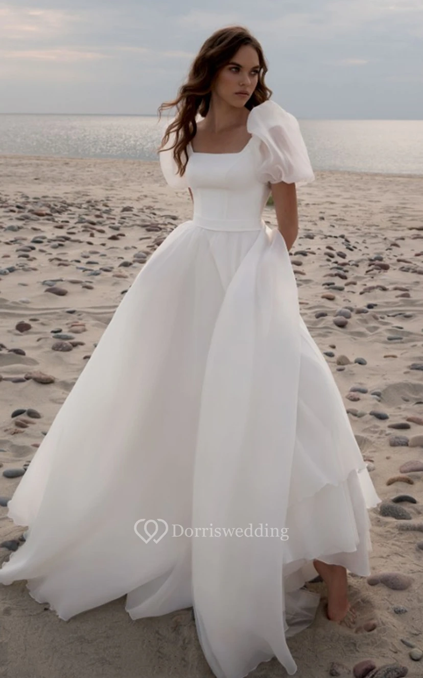 Robe de mariée simple en mousseline de soie, coupe trapèze, décolleté arrondi et traîne courte, ornée de fronces. view 4