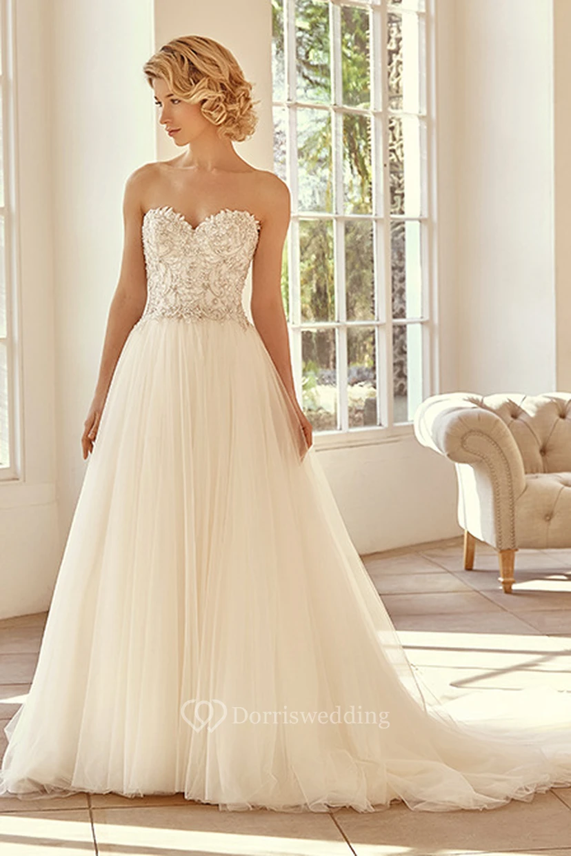 Bodenlanges, perlenbesetztes Tüll-Brautkleid mit Herzausschnitt und kleiner Schleppe