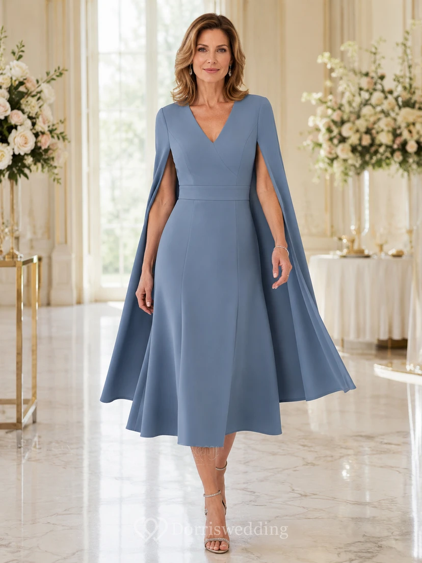 Elegantes, stahlblaues Chiffonkleid in A-Linie mit V-Ausschnitt, langen, geschlitzten Cape-Ärmeln und Teelänge – ein festliches Kleid für die Stiefmutter der Braut.