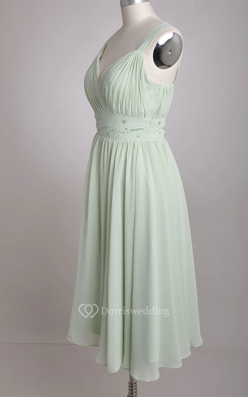 Robe de demoiselle d'honneur vert sauge en mousseline de soie, coupe trapèze, col en V et larges bretelles view 10