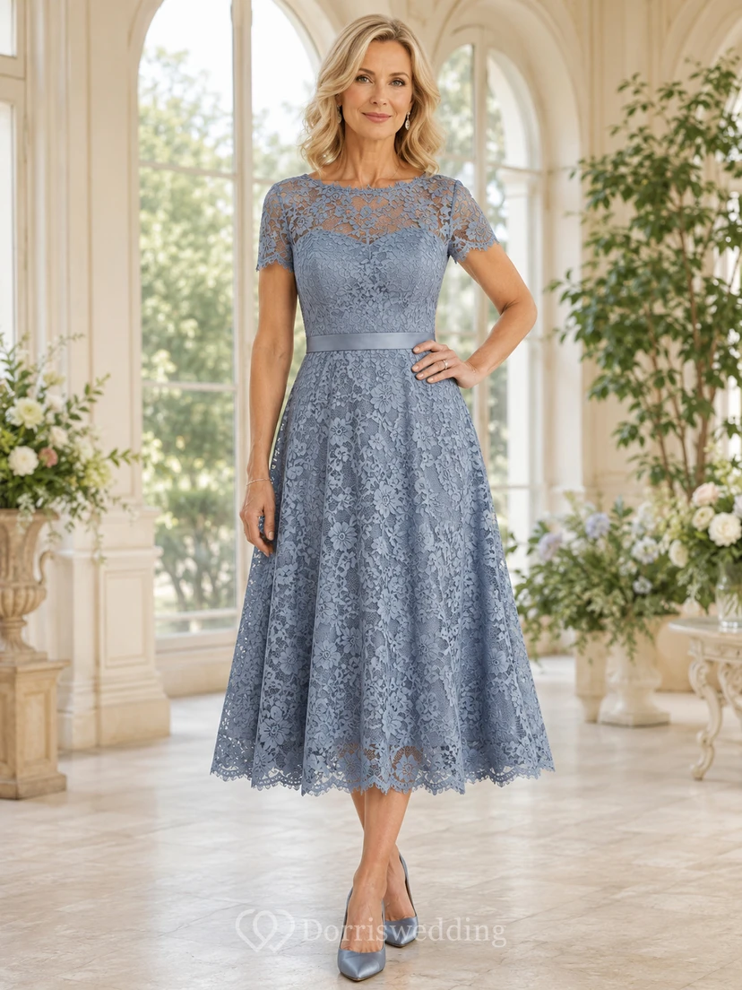 Elegantes, schieferblaues Cocktailkleid in Teelänge mit A-Linien-Schnitt, Spitze, Illusion-U-Boot-Ausschnitt, kurzen Ärmeln und geschwungenem Saum – perfekt für die Mutter der Braut.