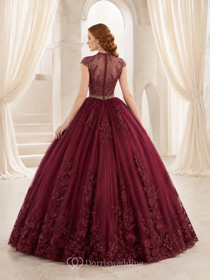 Vestido de quinceañera color borgoña con apliques, encaje joya, manga corta y estilo romántico hasta el suelo. view 2