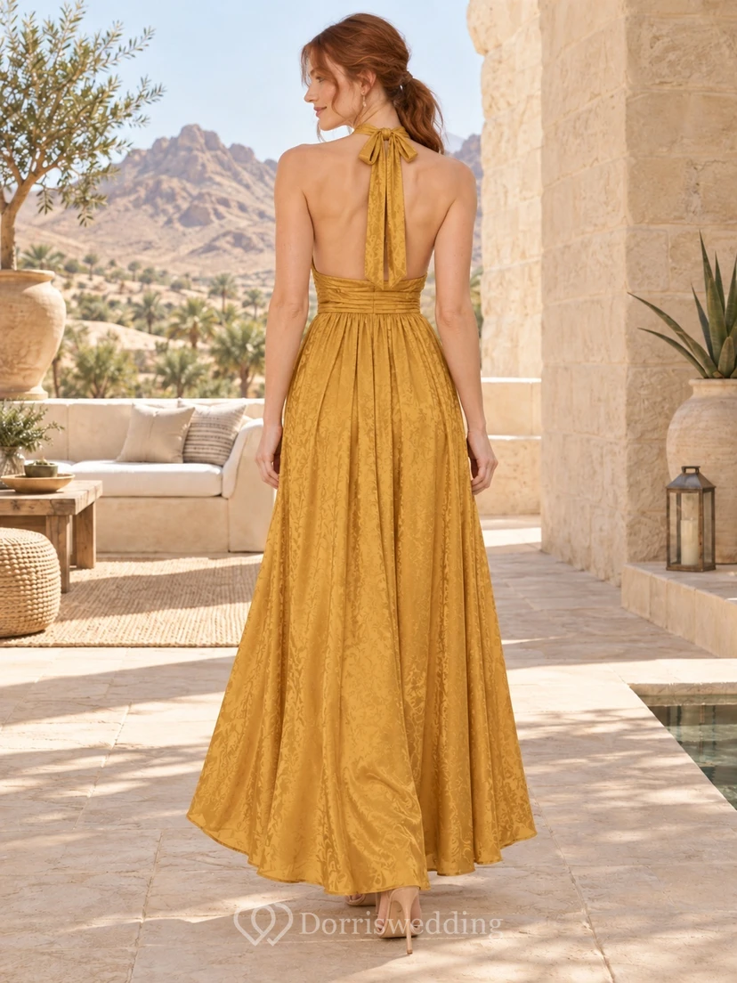 Vestido de invitada de boda bohemio color mostaza con cuello alto y escote halter. view 2