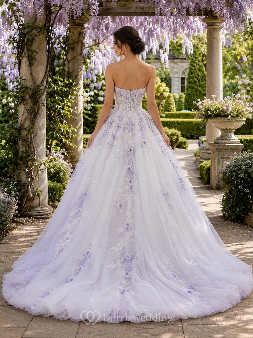 Lavendelfarbenes, geblümtes Ballkleid aus Tüll, trägerlos, mit Kathedralenschleppe, romantisch view 2