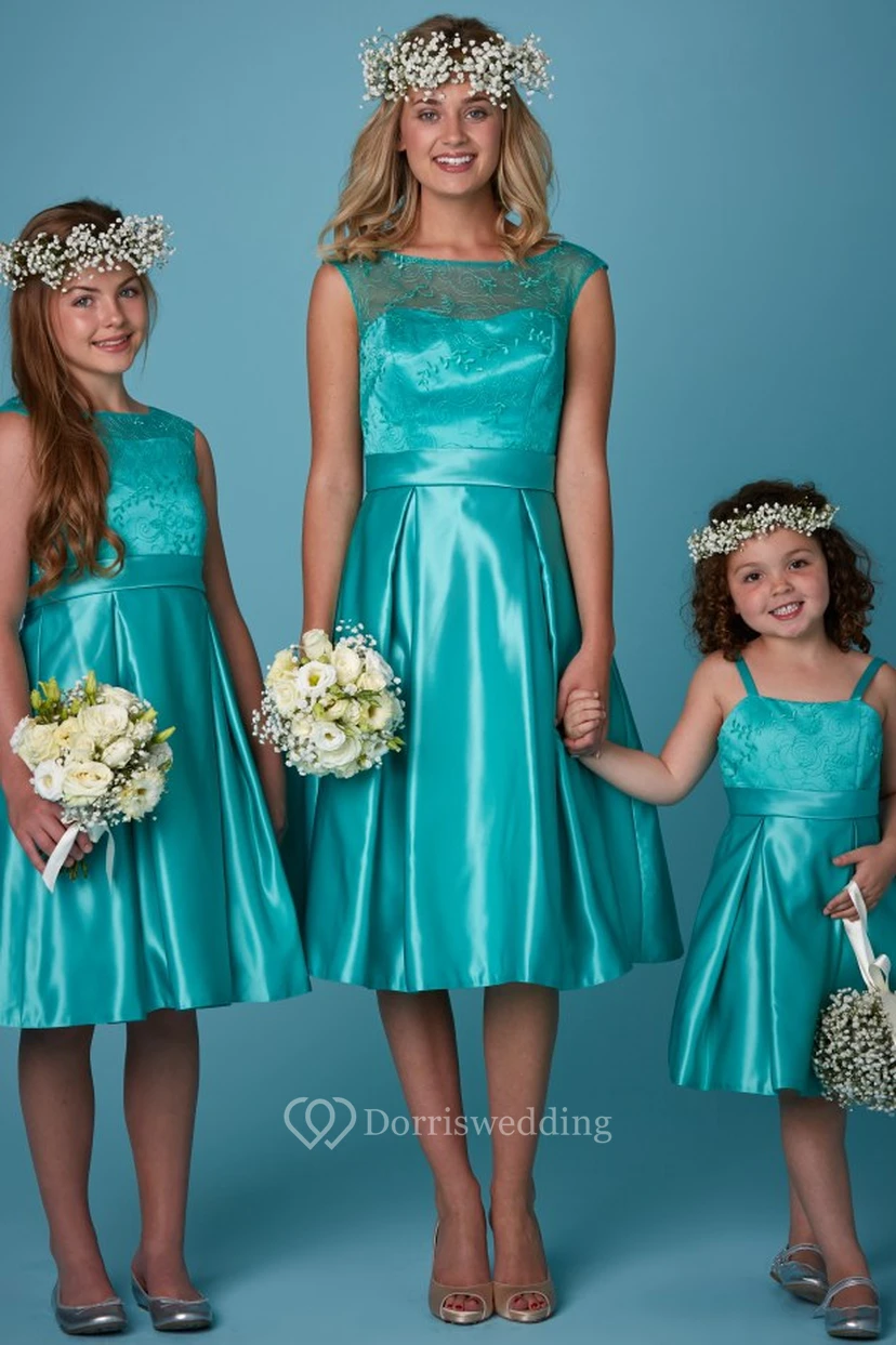 Vestido de dama de honor de satén sin mangas con apliques, corte en A y largo hasta la rodilla con escote barco.