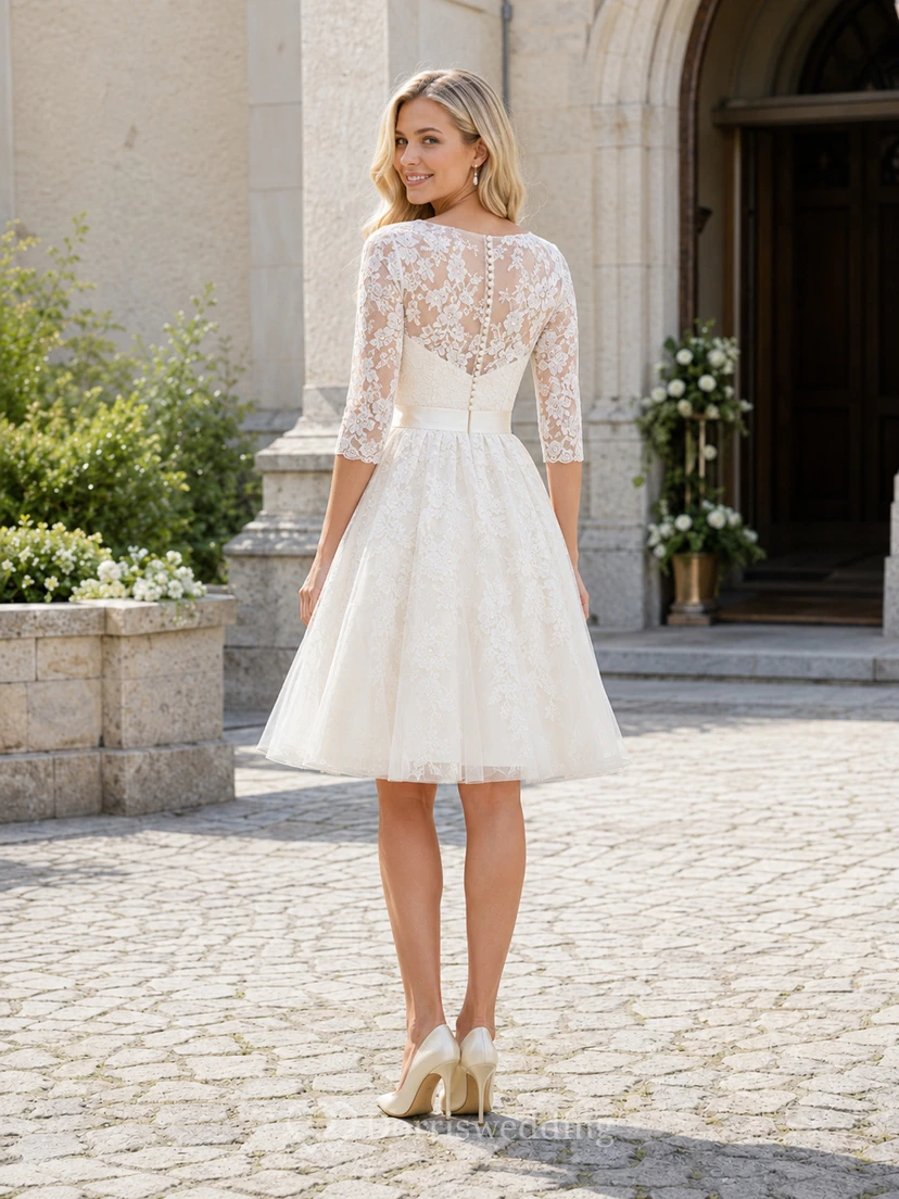 Robe de confirmation ivoire modeste en dentelle illusion bateau, manches trois-quarts, longueur genou, à encolure bateau. view 2