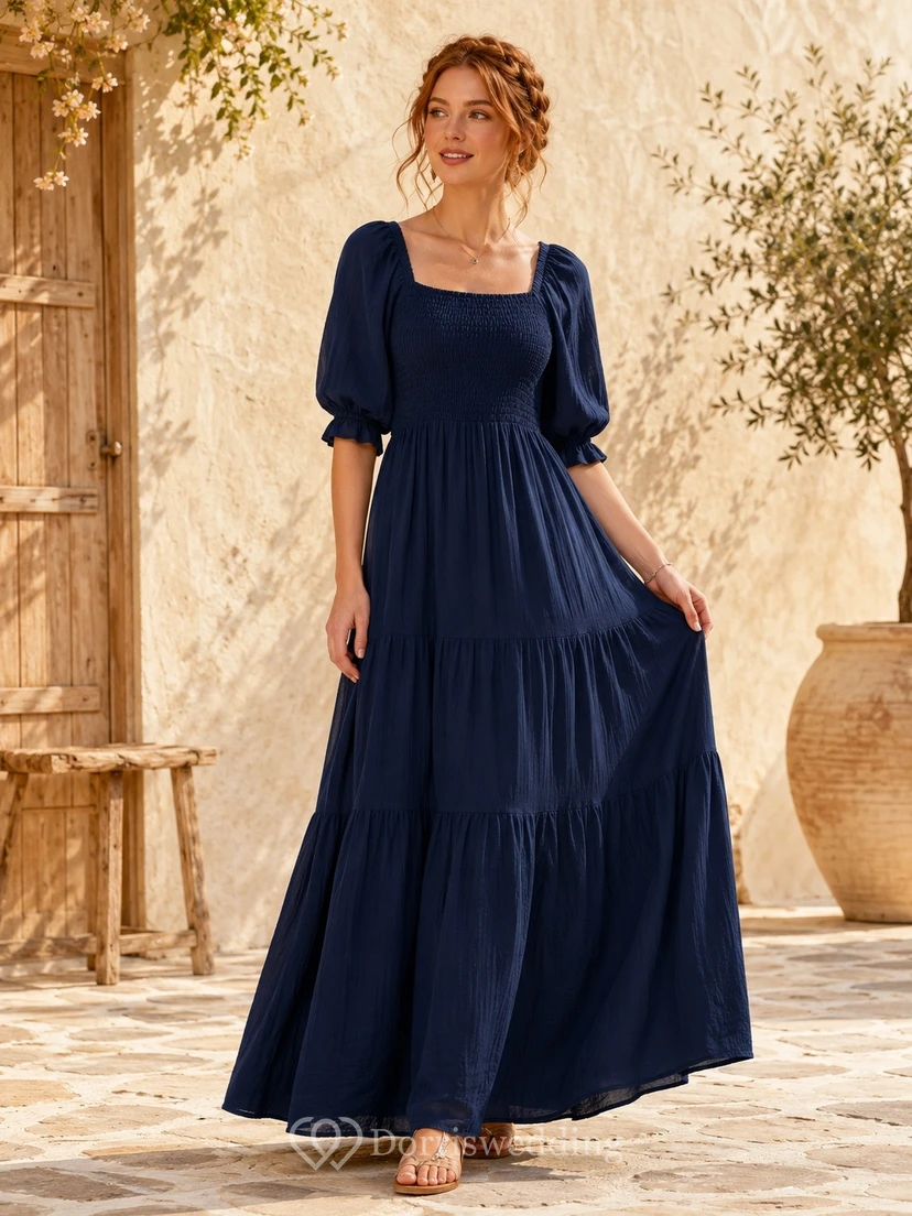 Vestido largo de gasa azul marino oscuro con cuello cuadrado y mangas abullonadas.