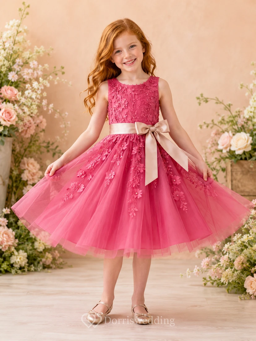 Robe de demoiselle d'honneur en tulle fuchsia à appliqués floraux, coupe trapèze, longueur thé, ceinture amovible.