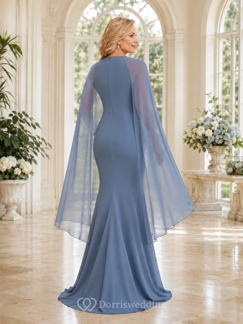 Luxuriöses, bodenlanges Trompetenkleid aus Crêpe in Stahlblau für die Mutter der Braut mit V-Ausschnitt, ärmellosem Oberteil, geschlitztem Chiffon-Cape und Schleppe. view 2
