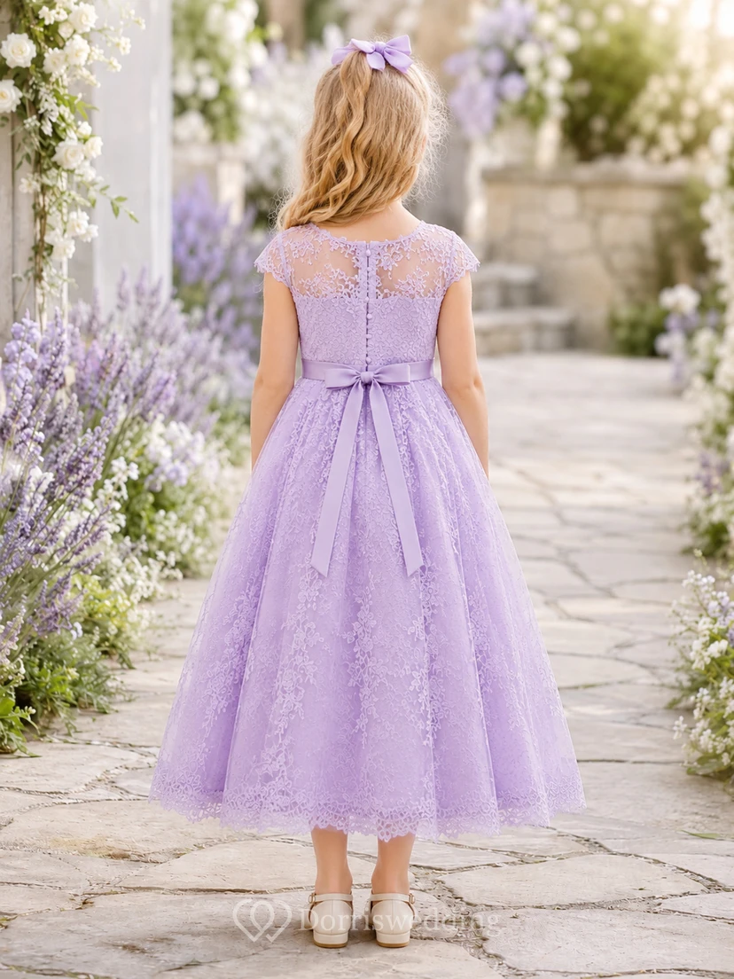 Robe de demoiselle d'honneur en tulle, coupe trapèze, manches bateau, dentelle lavande, longueur thé, avec nœud. view 2